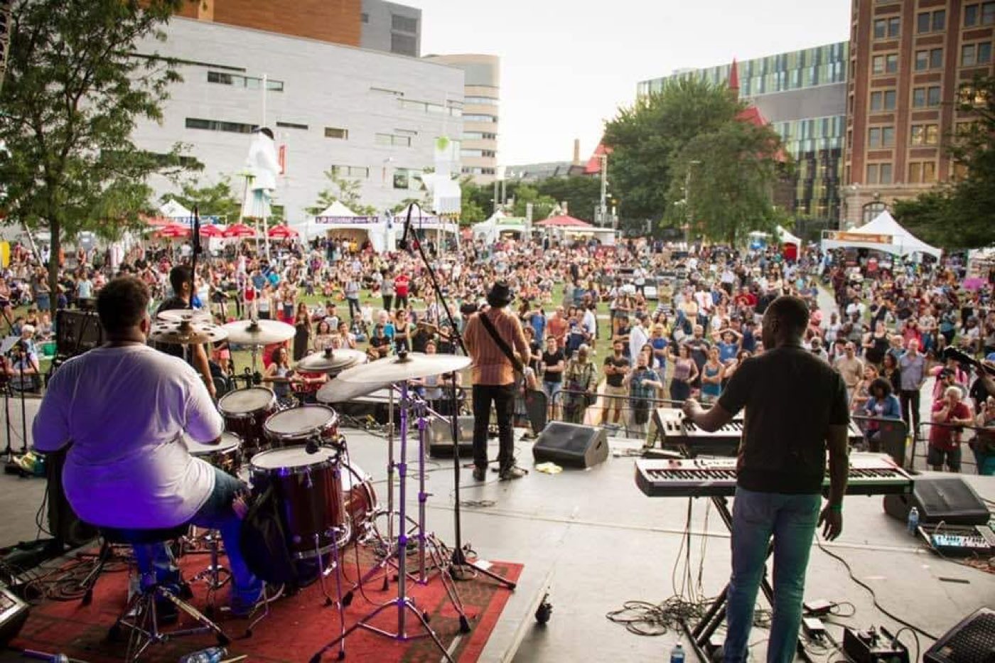 Jordan Rolle au piano en concert